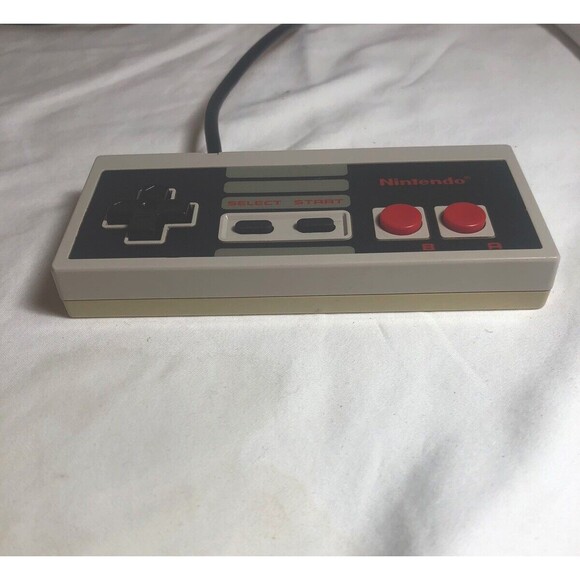 Nintendo Controller Model NES - 004 - Picture 1 of 9